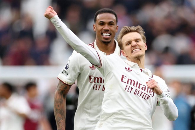 Sự tranh cãi và chiến thắng bước ngoặt của Arsenal