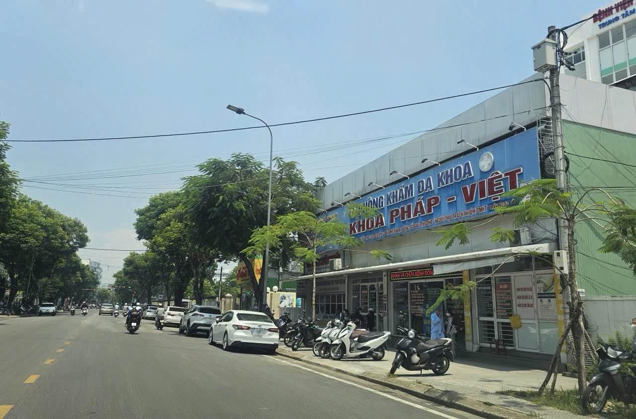 Phòng khám đa khoa Y khoa Pháp Việt ở đường Nguyễn Huệ. Ảnh: Quảng An.