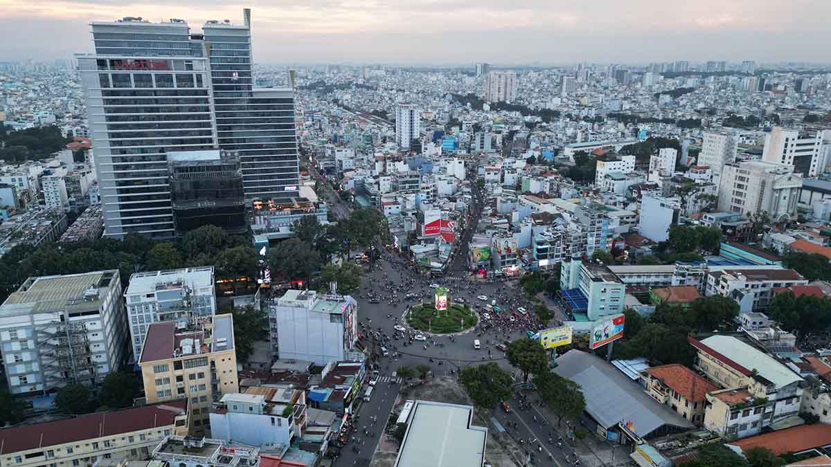 Toàn cảnh Ngã 6 Công trường Dân Chủ.  Ảnh: Anh Tú