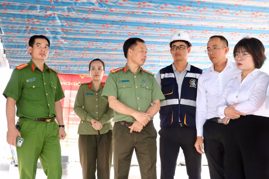 Đại tá Đào Hải Đăng, Phó Giám đốc Công an tỉnh, kiểm tra thực tế công tác chuẩn bị, phương án bảo đảm an ninh trật tự cho các đại biểu tham dự Hội nghị. hn-phu-quoc.jpg