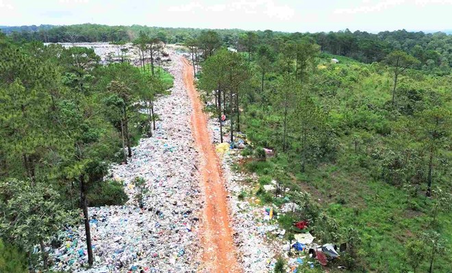 Cư dân một xã ở Lâm Đồng khổ vì bãi chôn lấp rác ứ đọng hơn 7.000 tấn