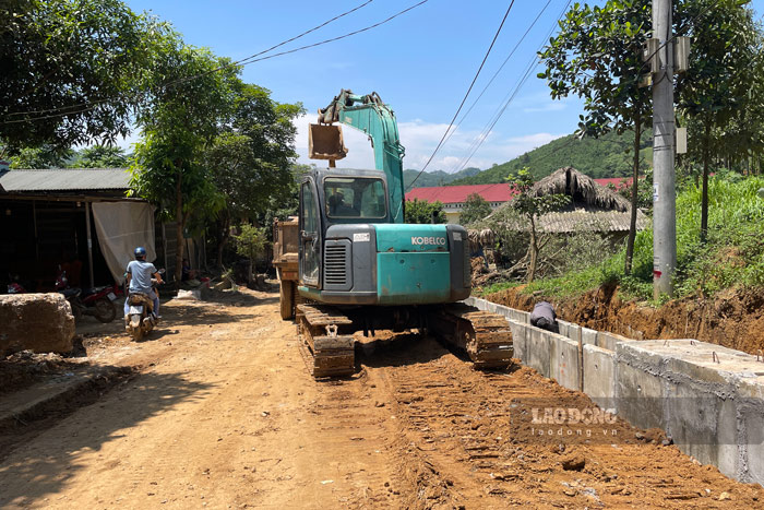 Việc thi công ì ạch khiến người dân đi lại khó khăn, ảnh hưởng đến phát triển kinh tế. Ảnh: Đinh Đại