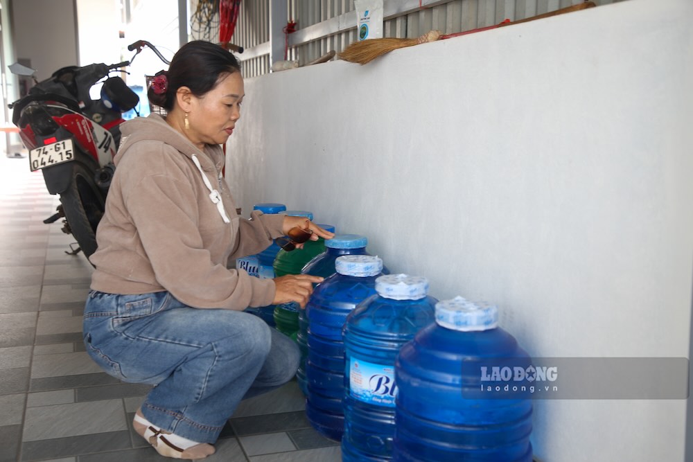 Người dân mua nước bên ngoài để sử dụng suốt nhiều năm nay. Ảnh: Nguyễn Luân