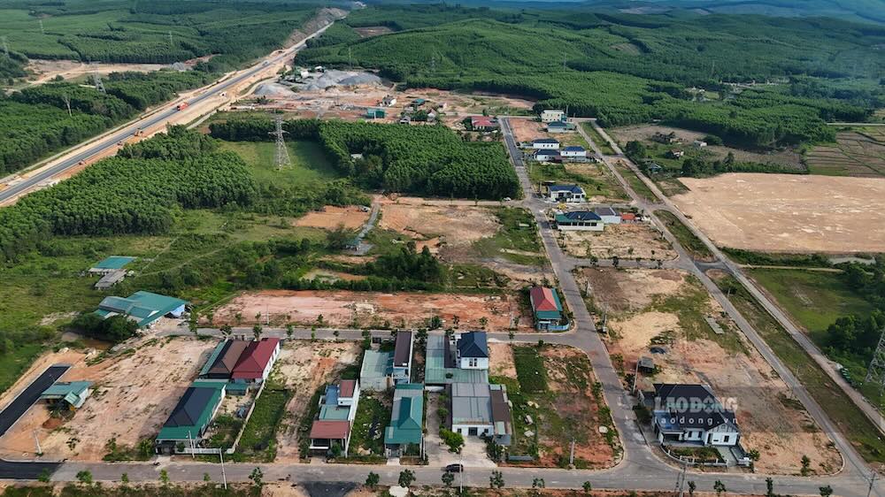 Khu tái định cư khang trang, nhà cửa hiện đại nhưng nước sạch chưa có. Ảnh: Nguyễn Luân