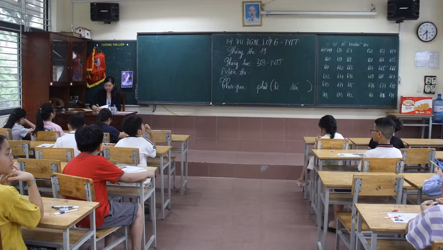 Thí sinh ngồi ổn định trong phòng thi chờ giờ phát đề. img-8343.jpg