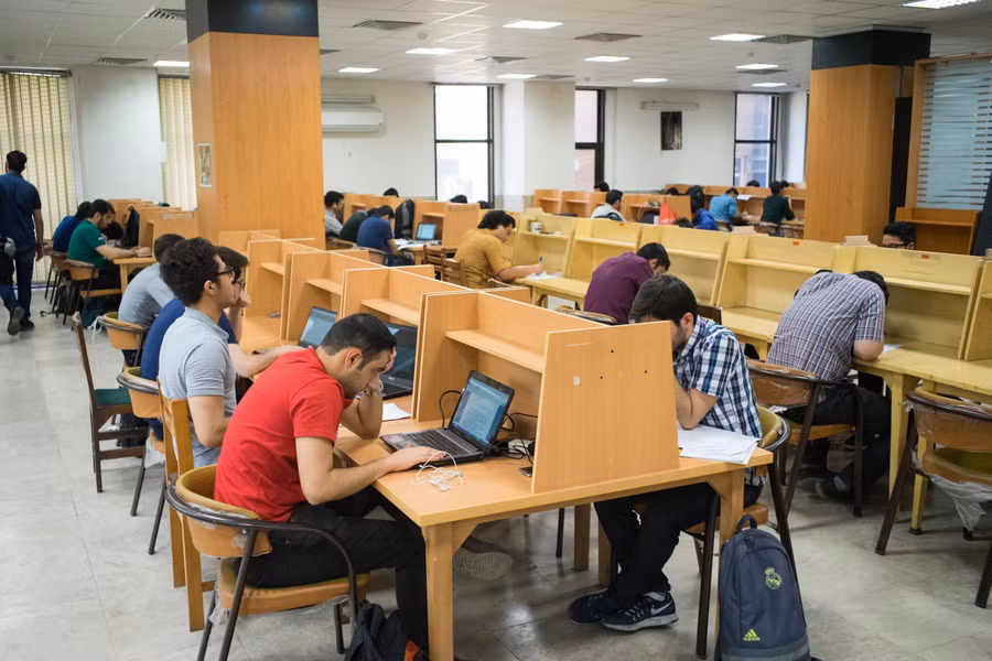 Sinh viên Đại học Công nghệ Tehran tại Iran. xung-dot-trung-dong-su-dut-gay-cua-he-thong-giao-duc-1.jpg