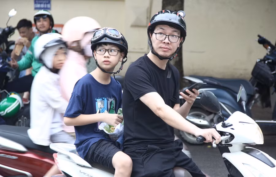 Thí sinh được phụ huynh đưa đến điểm thi. img-8300.jpg