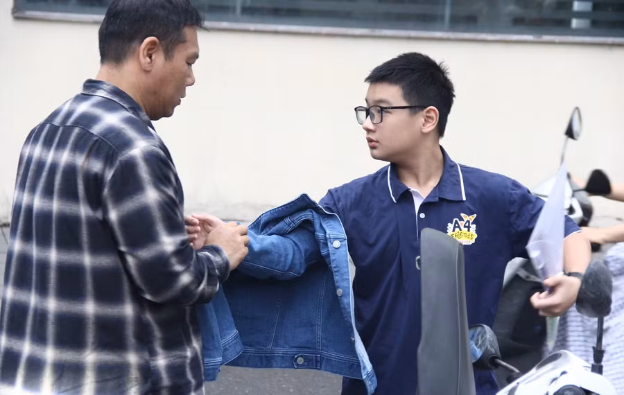 Phụ huynh quan tâm, chăm lo và động viên thí sinh trước khi vào phòng thi. img-8297.jpg
