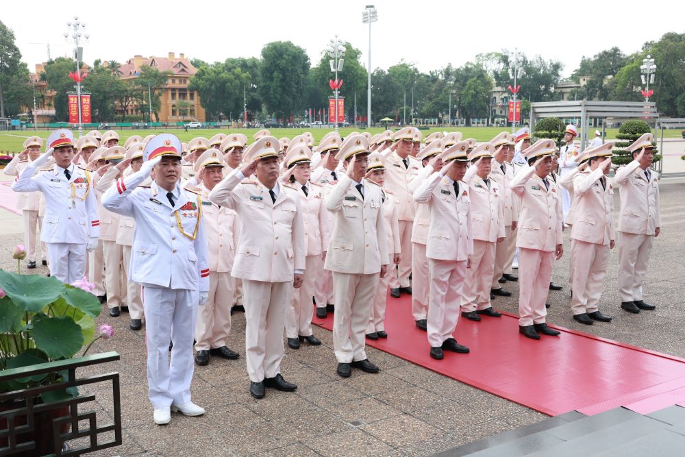 Đoàn đại biểu Đảng ủy Công an Trung ương - Bộ Công an vào Lăng viếng Chủ tịch Hồ Chí Minh. Ảnh: Hải Nguyễn