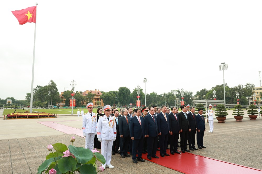 Đoàn đại biểu lãnh đạo Đảng, Nhà nước đến đặt vòng hoa và vào Lăng viếng Chủ tịch Hồ Chí Minh. Ảnh: Hải Nguyễn