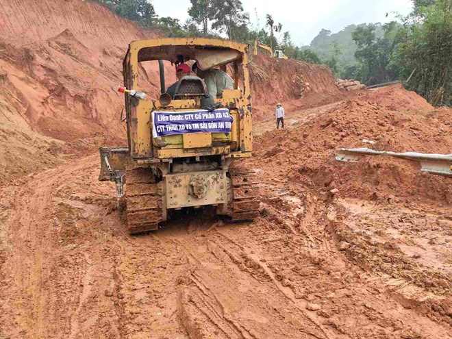 Sạt lở đèo Gia Bắc sau mưa lớn, giao thông trên Quốc lộ 28 bị chia cắt