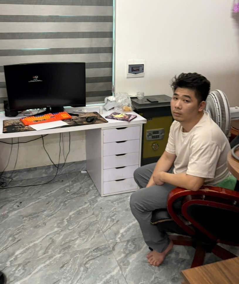 Đối tượng Nguyễn Văn Tùng cùng máy tính cá nhân tại thời điểm khám xét. Ảnh: Công an Phú Thọ