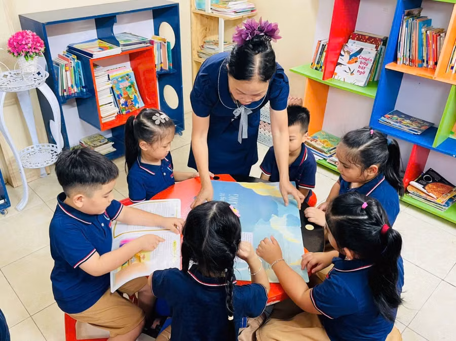 Giáo viên hướng dẫn học sinh mầm non khám phá không gian học tập tại trường tiểu học. z7842448790112-2d39854ce196fa8877215964ba04ef1c.jpg