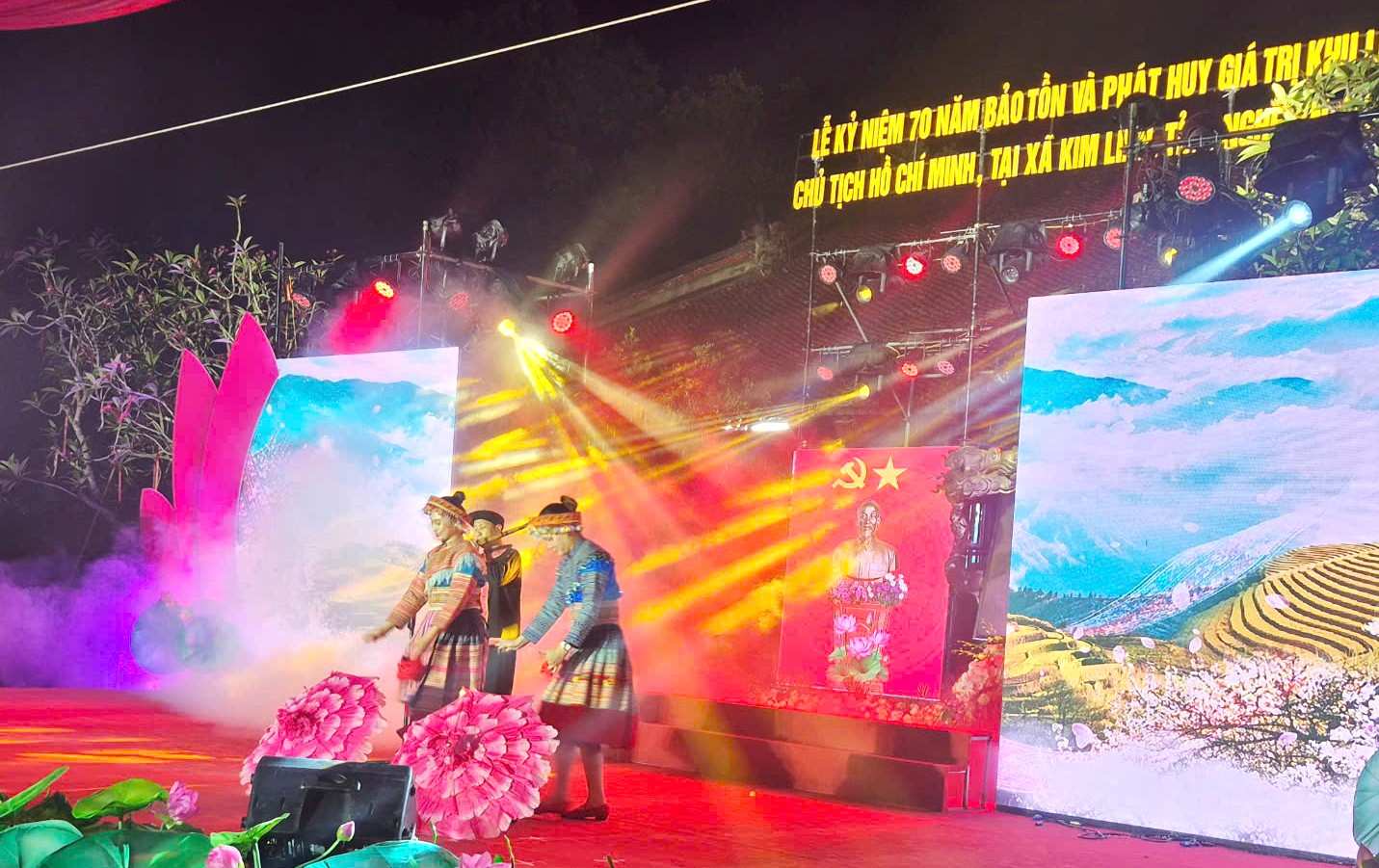 Tiết mục văn nghệ chào mừng tại lễ kỷ niệm. Ảnh: Mai Ngân