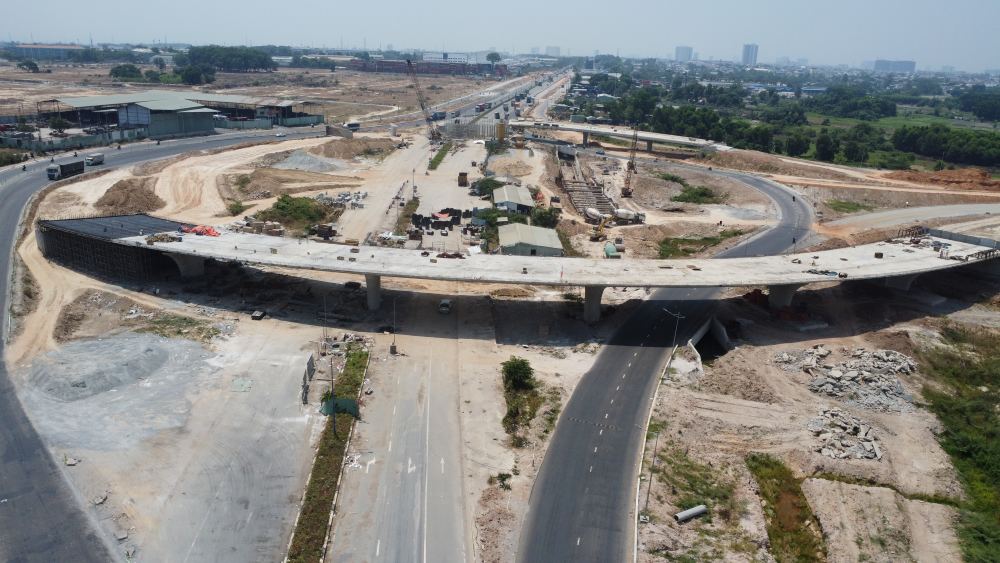 Một bên nhịp cầu vượt được xây dựng bắc qua đường Mỹ Phước - Tân Vạn. Ảnh: Đình Trọng
