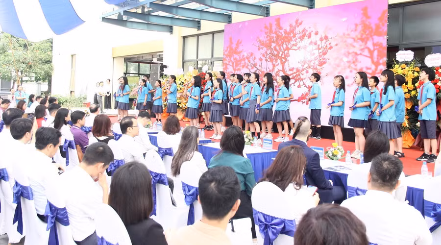 Học sinh Trường Năng khiếu, Trường Đại học Sư phạm Hà Nội biểu diễn văn nghệ. img-8559.jpg