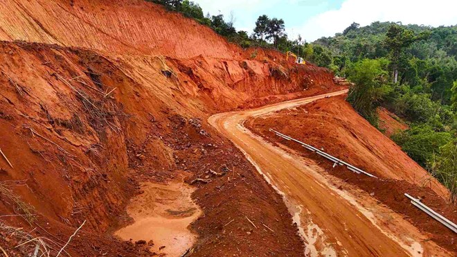 Khẩn trương thi công khắc phục sạt lở trên đèo Gia Bắc ở Lâm Đồng