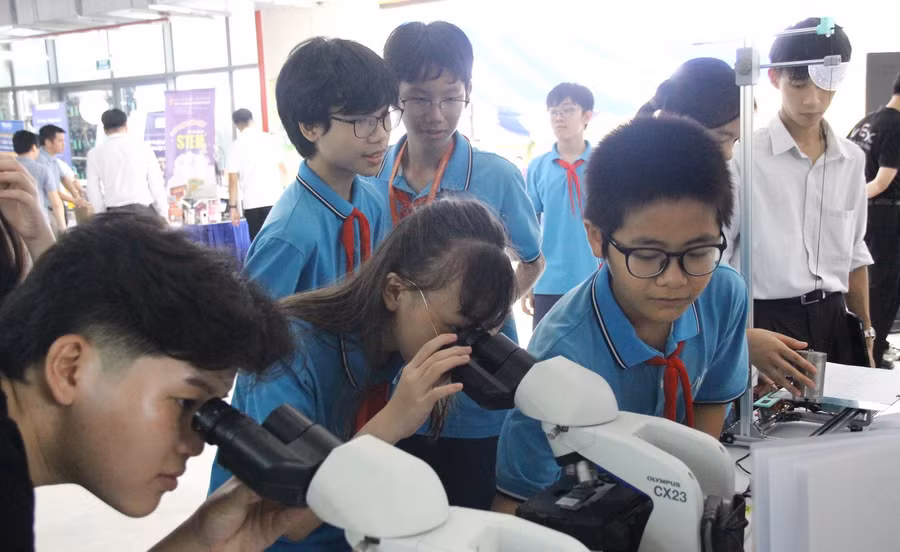 Học sinh thích thú trải nghiệm với các thiết bị AI. img-8580.jpg