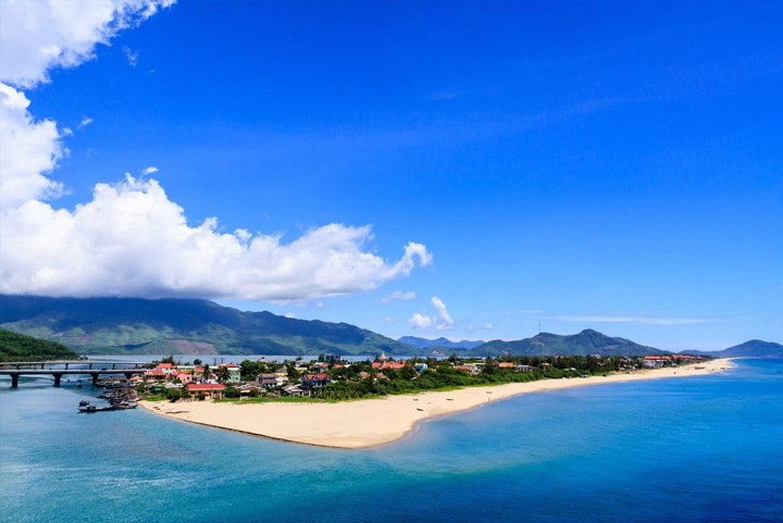 Lăng Cô là một trong những vịnh biển đẹp nhất Việt Nam. Ảnh: Cổng TTĐT Thừa Thiên - Huế