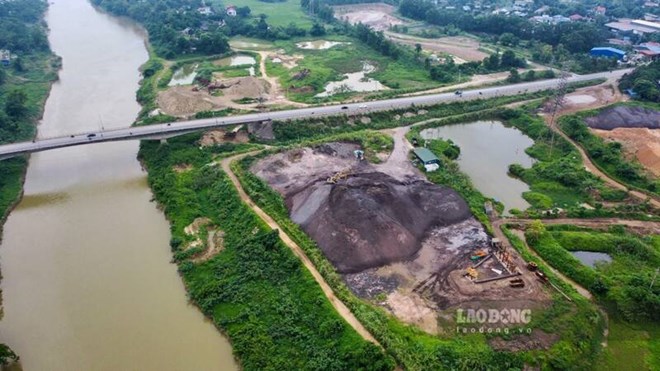 Nỗi lo ô nhiễm từ bãi tập kết tro xỉ quy mô lớn bên sông Cầu