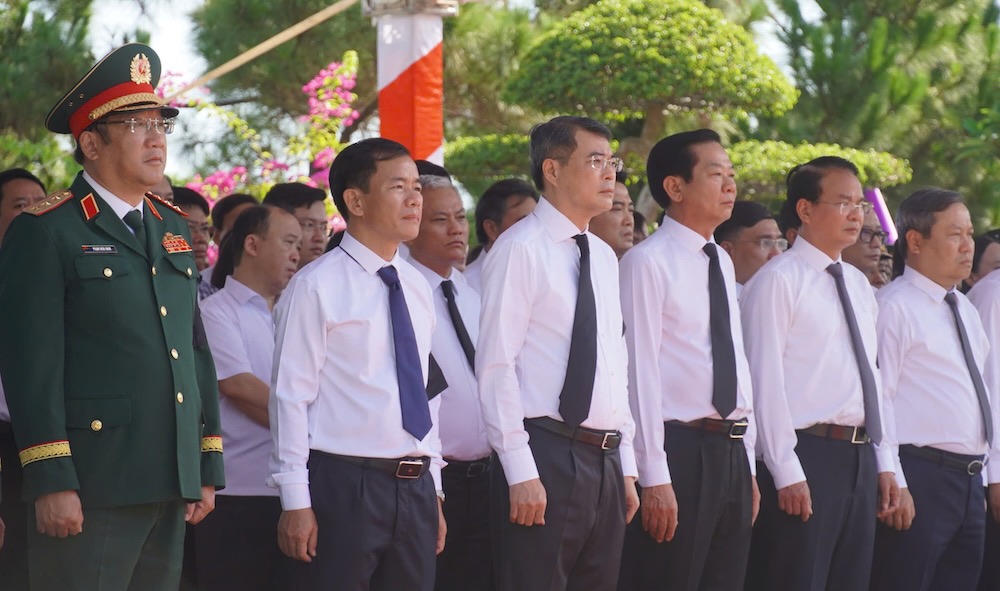 Thủ tướng Chính phủ Lê Minh Hưng cùng đoàn công tác trung ương, lãnh đạo tỉnh Quảng Trị dự lễ truy điệu, an táng hài cốt liệt sĩ. Ảnh: Hưng Thơ