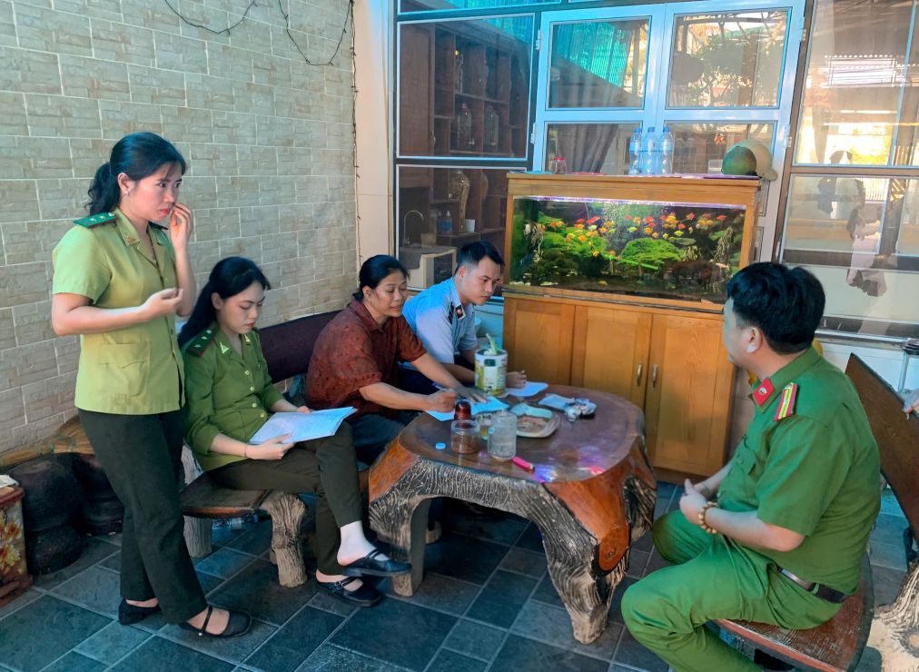 Cơ quan chức năng lập biên bản vi phạm với chủ cơ sở. Ảnh: QLTT Thanh Hóa