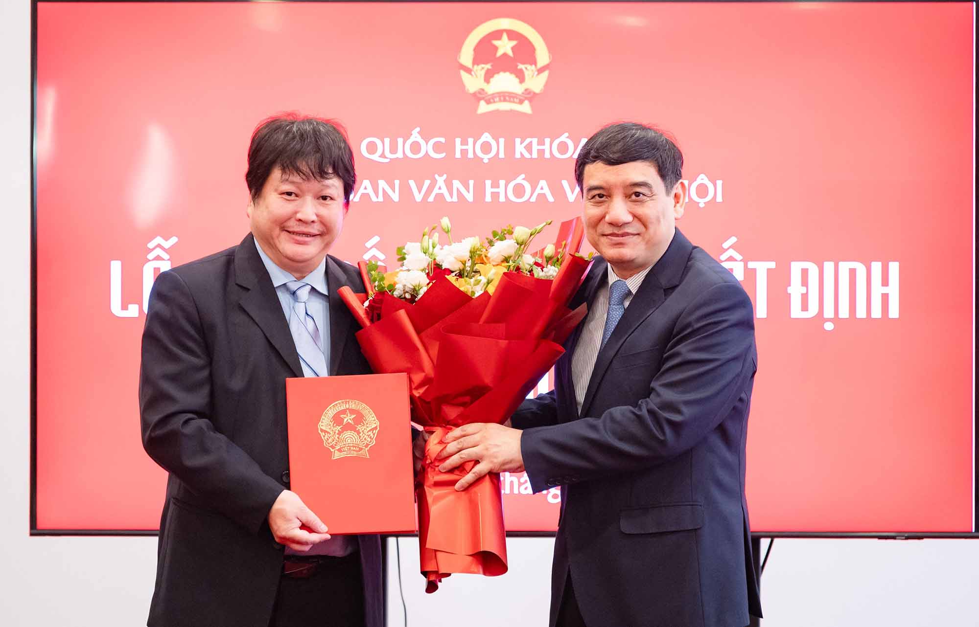 Chủ nhiệm Ủy ban Văn hóa và Xã hội Nguyễn Đắc Vinh (phải) trao Quyết định bổ nhiệm Vụ trưởng Vụ Văn hóa và Xã hội cho ông Nguyễn Ngọc Thành. Ảnh: Phạm Thắng.
