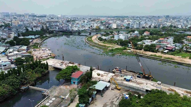 TPHCM xây cầu Vàm Thuật, người dân sắp thoát cảnh đi cầu sắt tạm