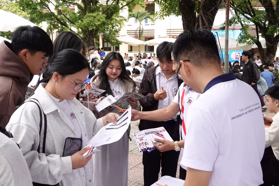 Học sinh Trường THPT Nguyễn Trãi (TP Đà Nẵng) tham gia chương trình tư vấn hướng nghiệp - tuyển sinh. Ảnh: NTCC giu-chan-hoc-sinh-o-lai-truong-3.jpg