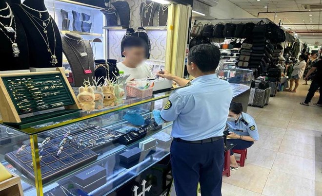 TPHCM truy xét đối tượng đầu nậu, kho chứa hàng giả, hàng nhái