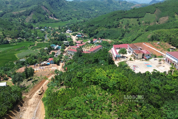 Người dân và chính quyền địa phương mong các sở ngành, chủ đầu tư đốc thúc đơn vị sớm hoàn thành đường để giao thương thuận lợi, bàn con đi lại đỡ vất vả hơn. Ảnh: Đinh Đại