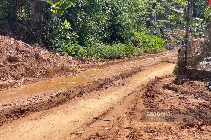Đường xá thi công chậm khiến người dân phải chịu cảnh mưa lầy, nắng bụi. Ảnh: Đinh Đại