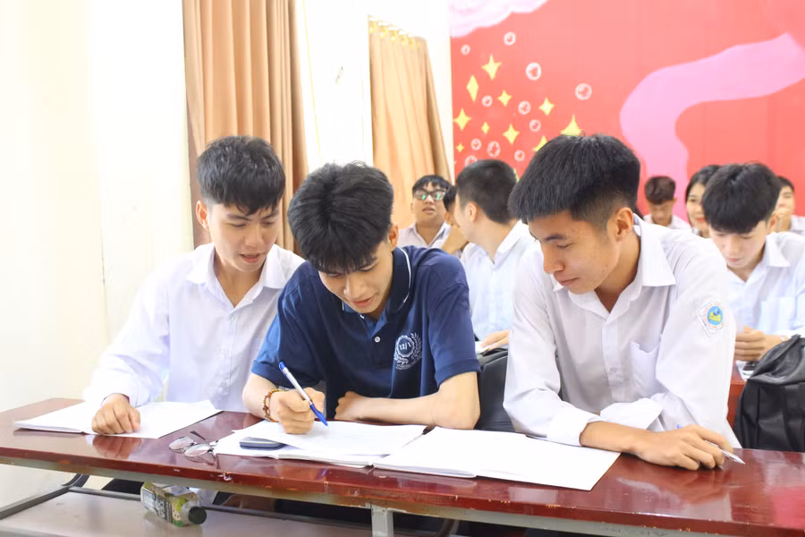 Sau những ngày thi đấu, em Mai Quốc Phong (ngồi giữa – học sinh Trung tâm GDTX tỉnh Hà Tĩnh) cùng các bạn tập trung bổ sung kiến thức chuẩn bị cho kỳ thi ha-tinh-chat-chiu-co-hoi-2.jpg