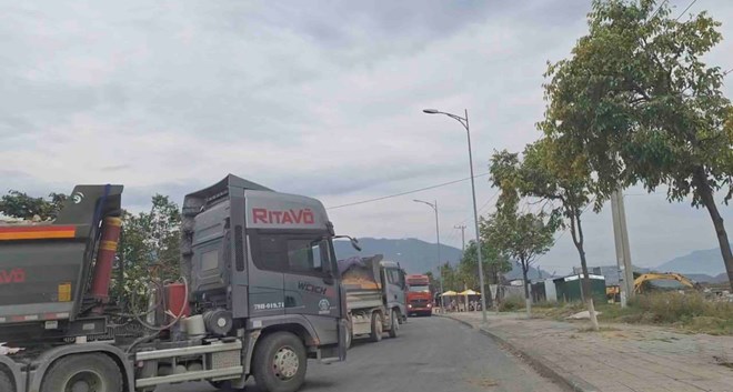 Xe công trình ùn ùn chở vật liệu gây ô nhiễm, tiềm ẩn nguy cơ mất an toàn