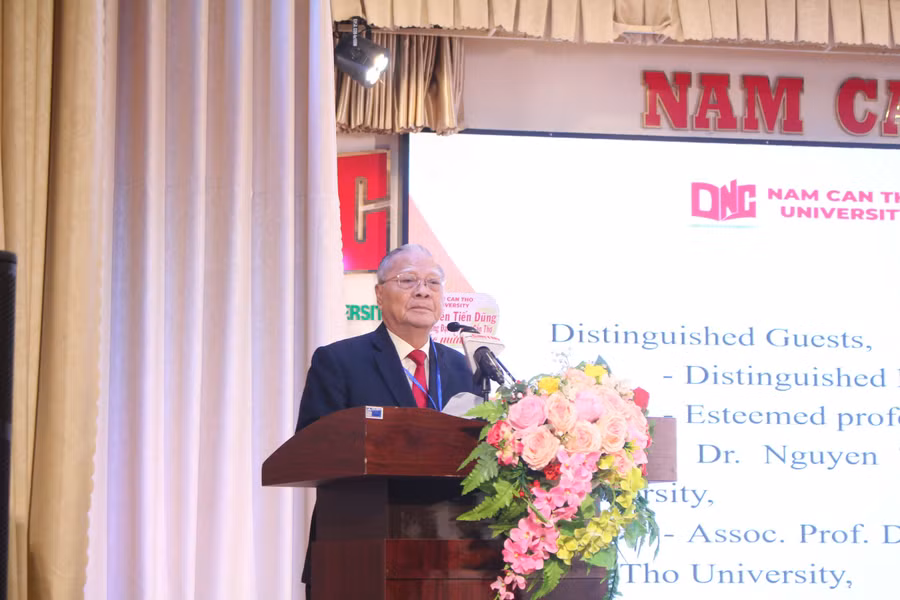 TS Nguyễn Văn Quang, Hiệu trưởng Trường ĐH Nam Cần Thơ phát biểu khai mạc Hội thảo. dn-nam-ct-hoi-thao-4.jpg