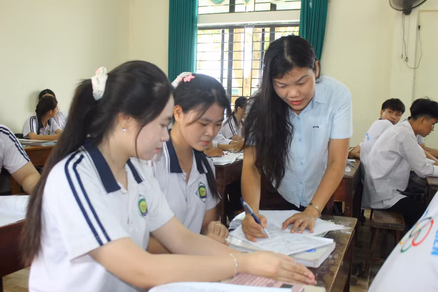 Giáo viên chủ động điều chỉnh khung giờ ôn tập để tránh nắng nóng. img-0027.jpg