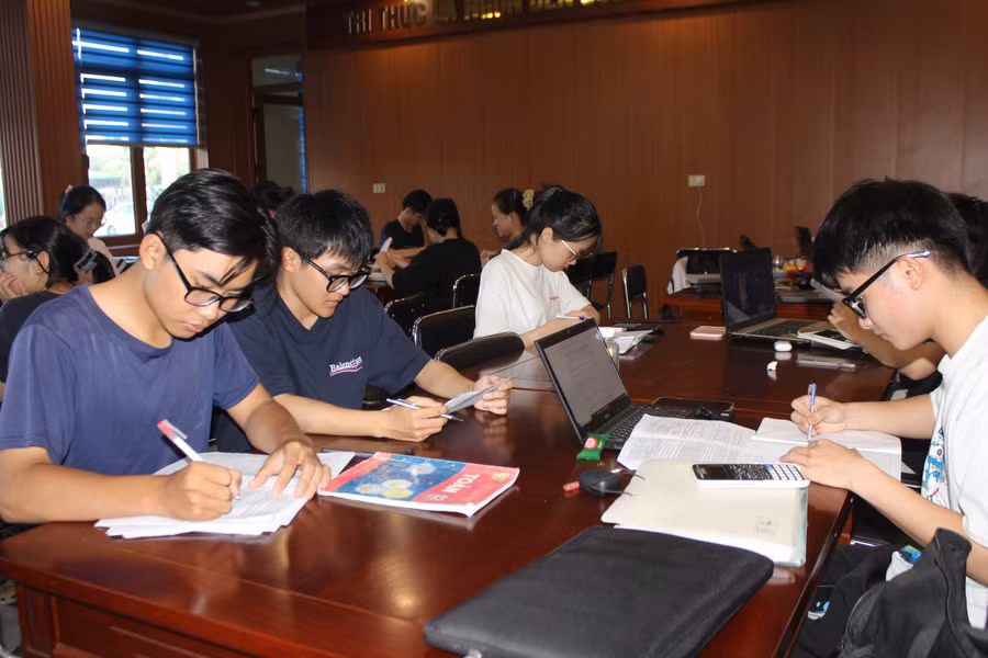 Thư viện trở thành không gian ôn tập lý tưởng cho học sinh. img-0684.jpg