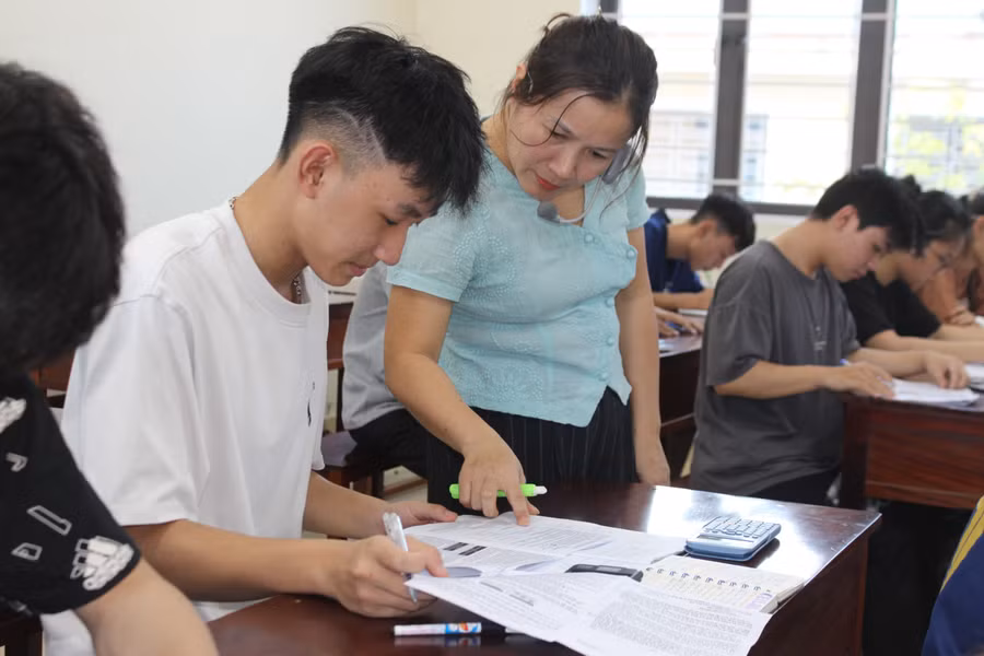 Giáo viên hướng dẫn học sinh giải đề, củng cố kiến thức. img-0621.jpg