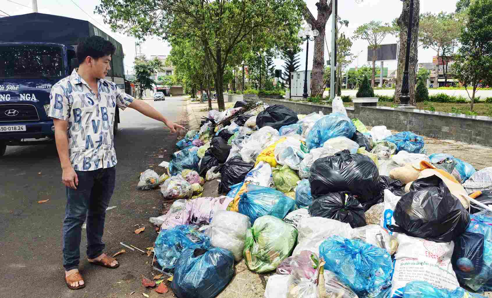 Rác tải ùn ứ ngay tại trung tâm xã Bảo Lâm 1 (Lâm Đồng) gây ô nhiễm và mất mỹ quan. Ảnh: Phúc Khánh