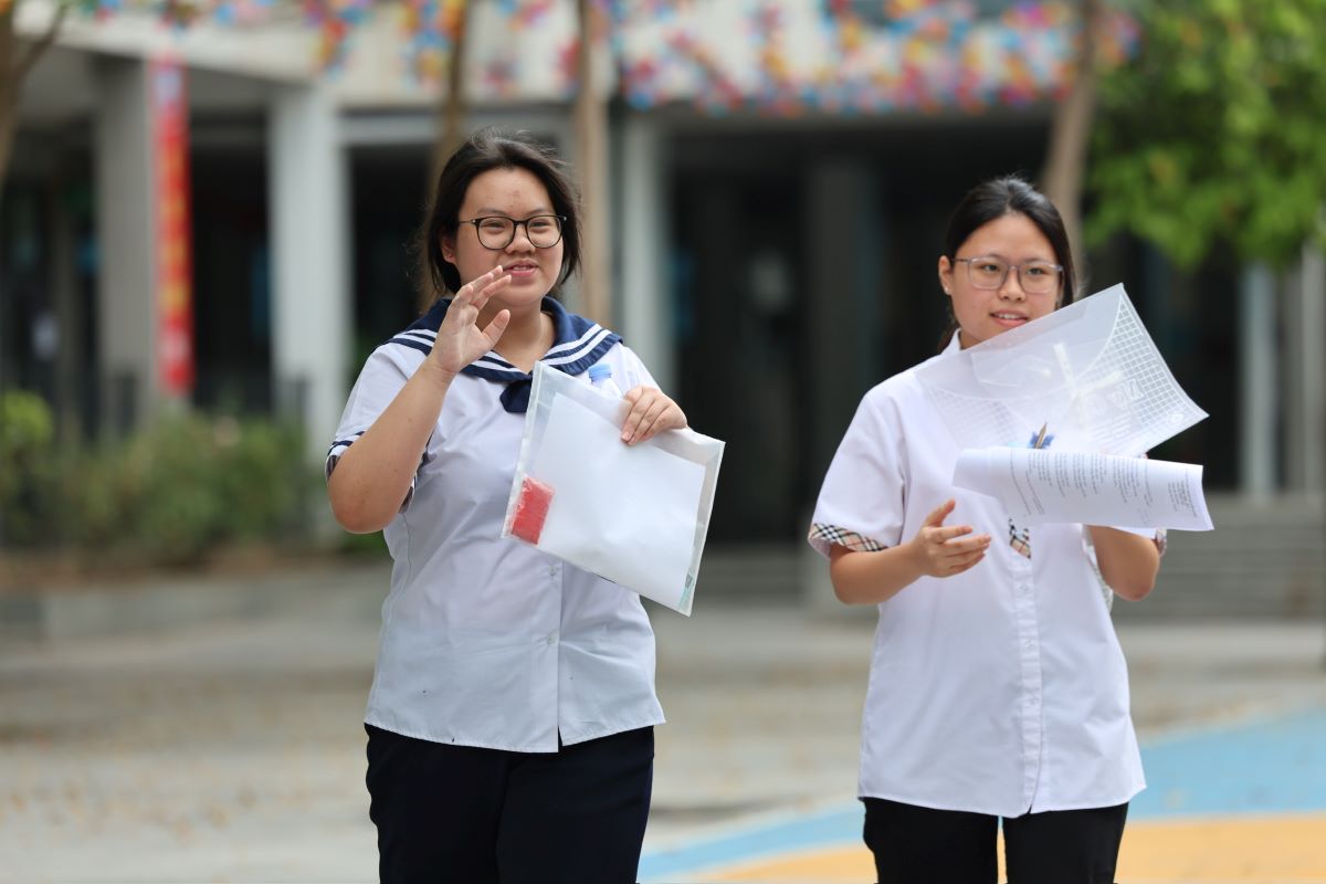 Thí sinh Hà Nội kết thúc buổi thi đầu tiên với nhiều niềm vui. Ảnh: Hải Nguyễn