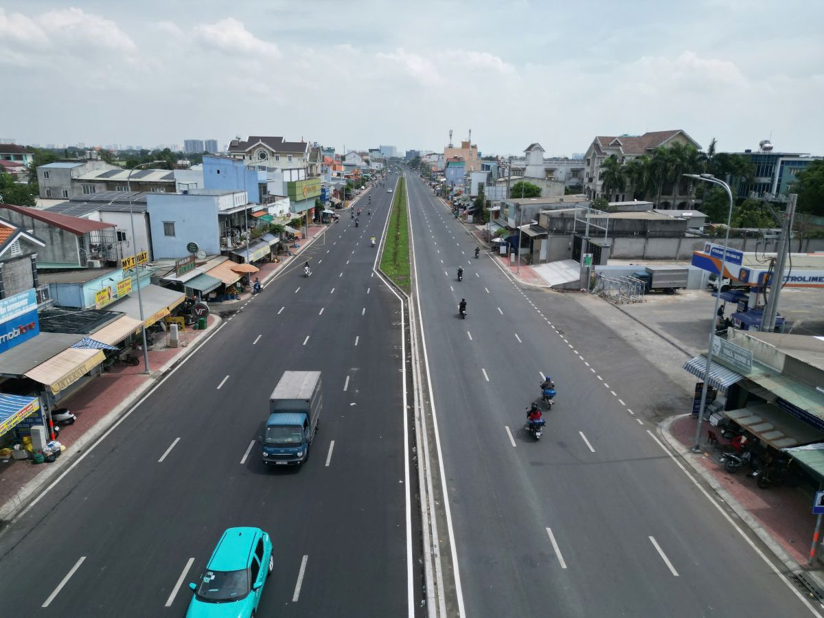 Nhiều đoạn đã hoàn tất thảm nhựa, lắp dải phân cách, hệ thống chiếu sáng và biển báo giao thông. Ảnh: Minh Tâm