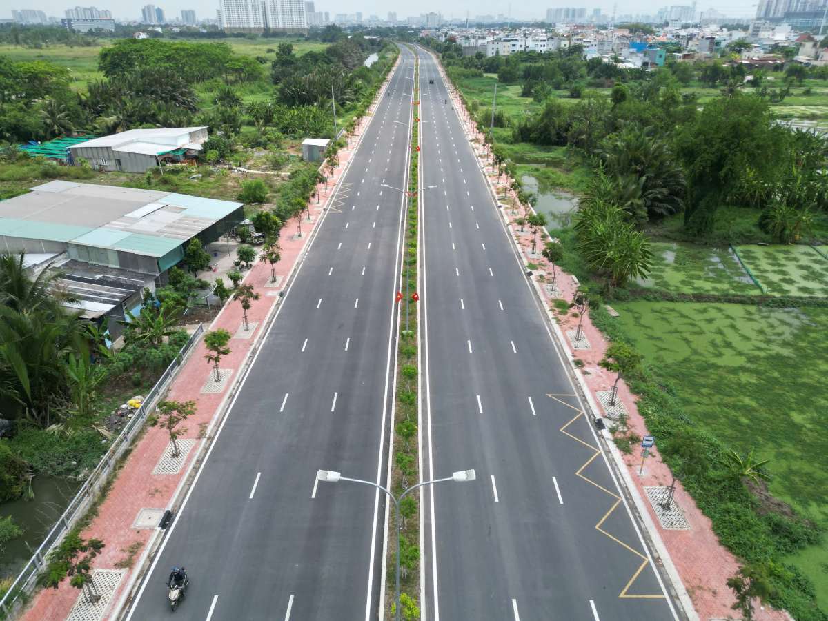 Đoạn song hành dài 4km đã hoàn thiện nhiều hạng mục như vỉa hè, cây xanh, hệ thống chiếu sáng. Ảnh: Minh Tâm