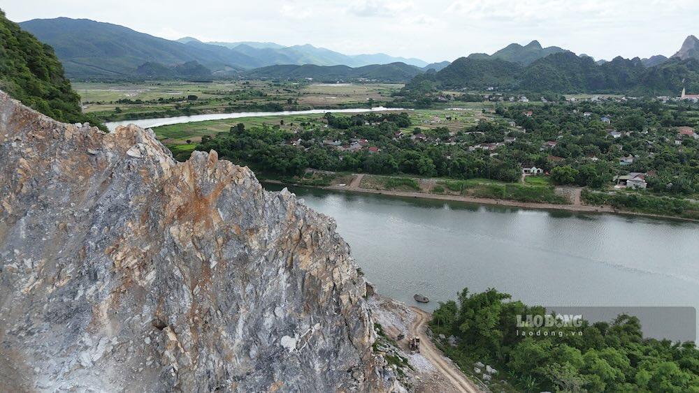 Dù cách một con sông, tuy nhiên hoạt động khai thác đá ở xã Tuyên Bình đã gây ảnh hưởng đến khu dân cư ở xã Tuyên Phú. Ảnh: Phóng viên