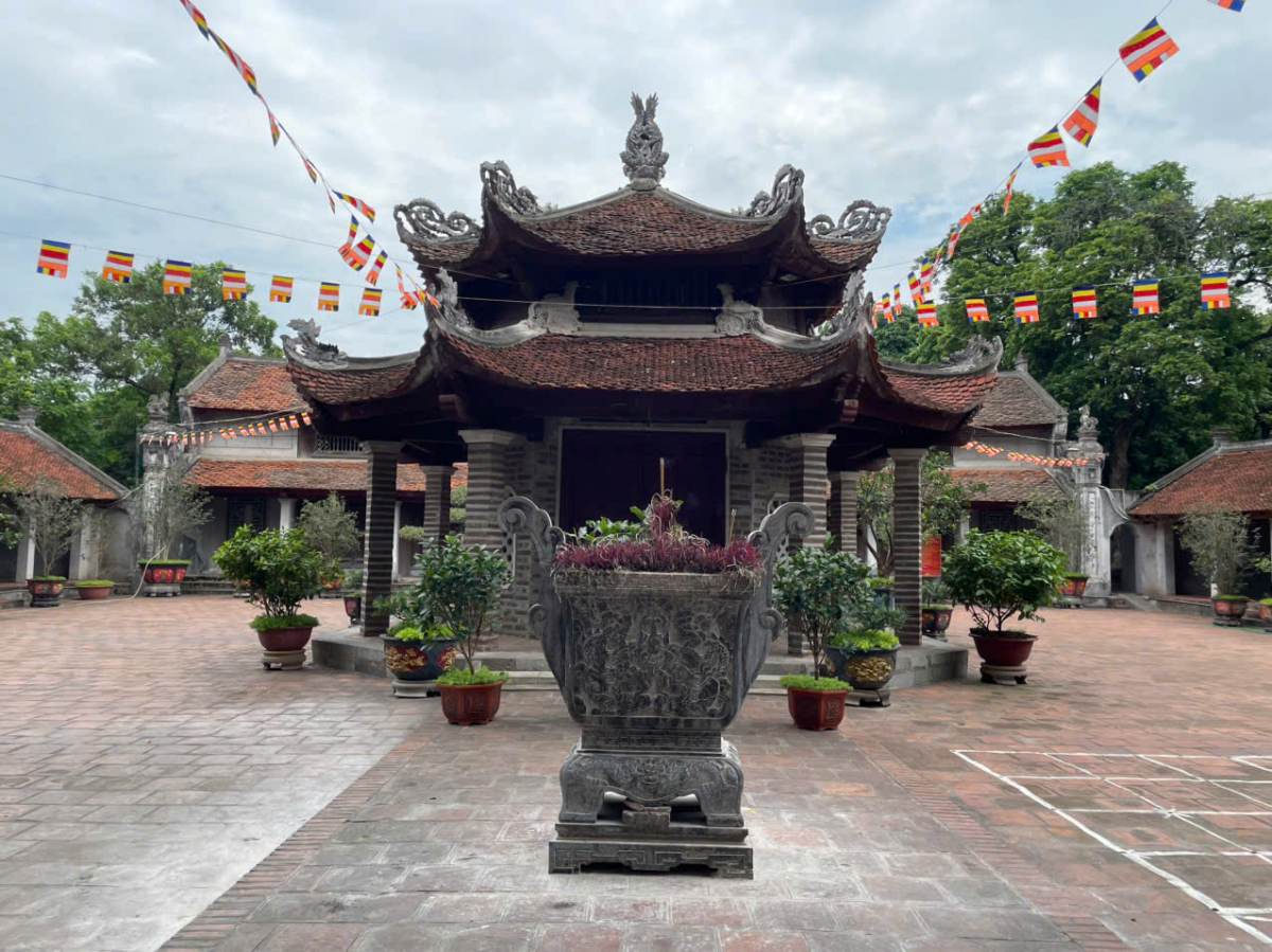 Khu vực thắp hương trong sân chùa. Ảnh: I La