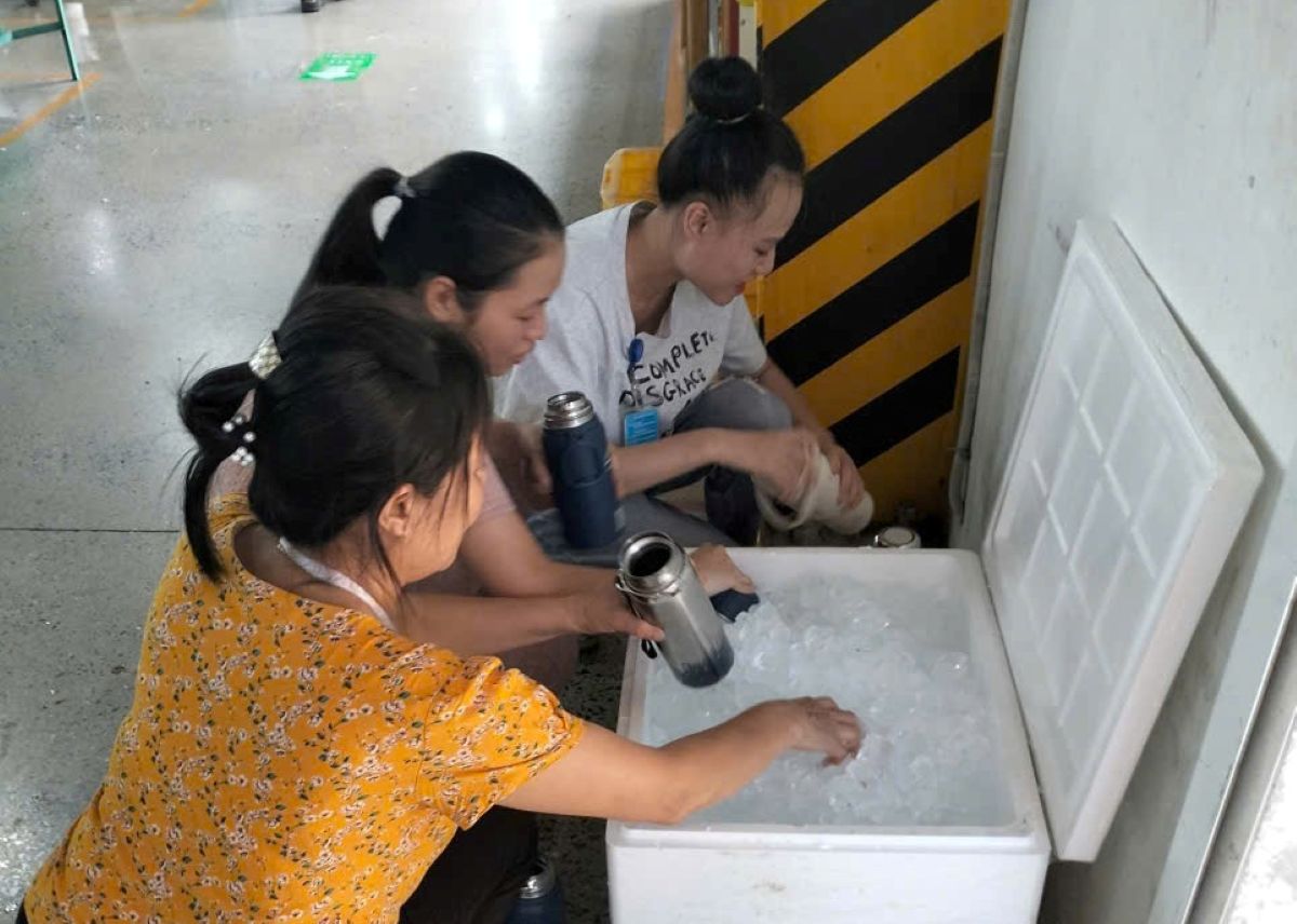 Công đoàn Công ty TNHH Giầy Rollsport Việt Nam mua đá lạnh giúp công nhân giải nhiệt trong ngày nắng nóng.  Ảnh: Quách Du