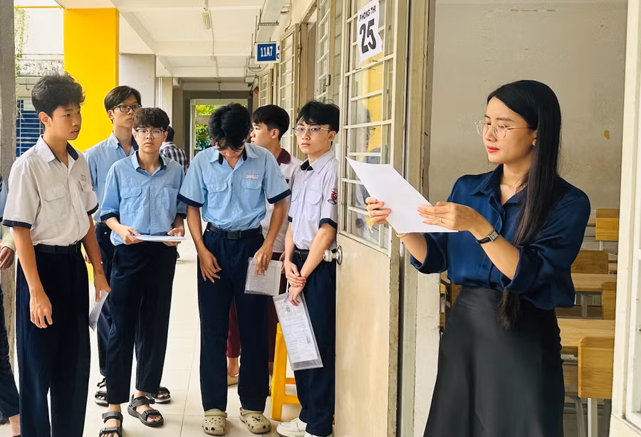 Giám thị gọi tên thí sinh vào phòng thi. thi-tuyen-sinh-lop-10-3.jpg