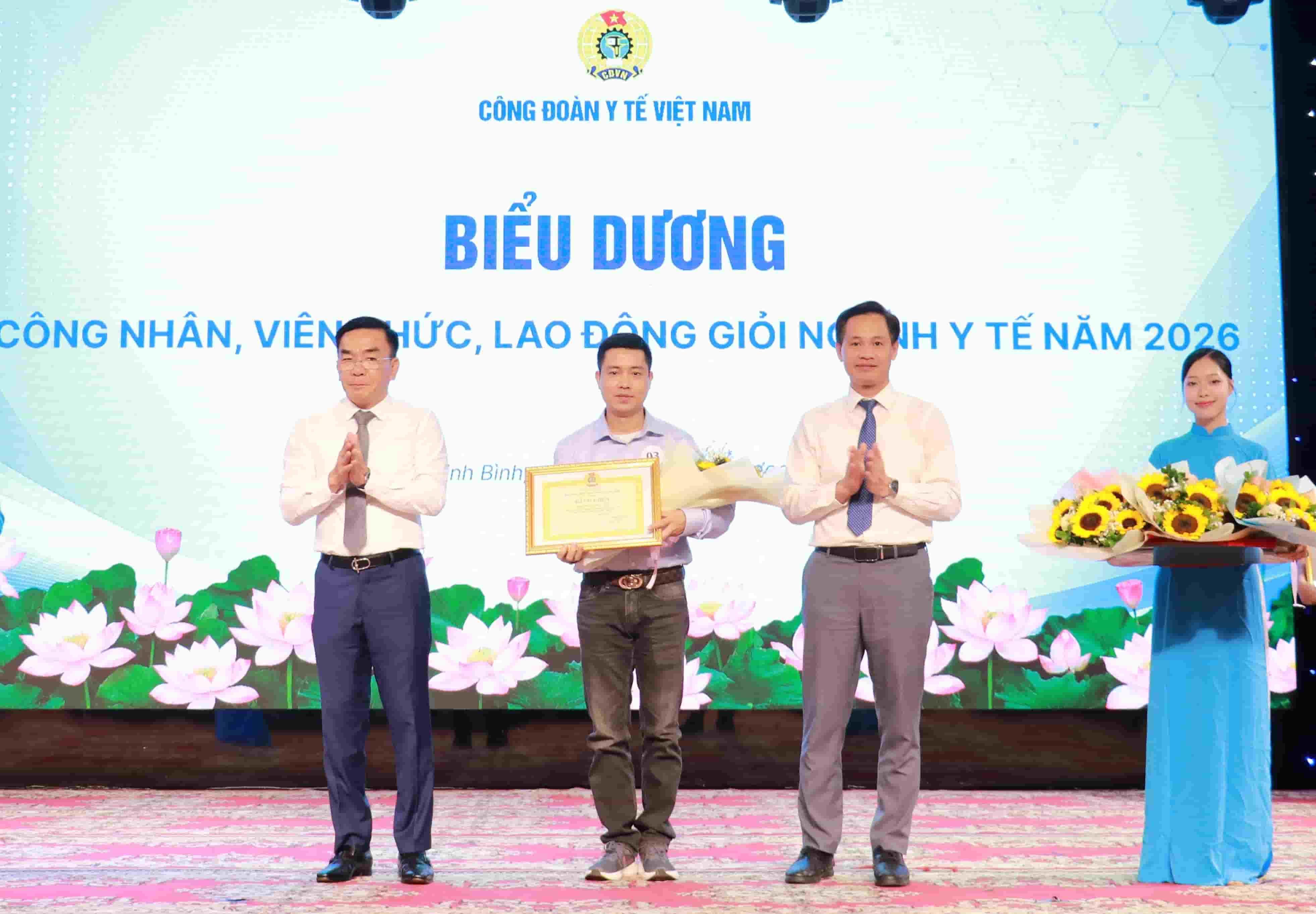 Đại diện lãnh đạo Bộ Y tế, Công đoàn Y tế Việt Nam trao Bằng khen cho các Công nhân, Viên chức, Lao động giỏi năm 2026. Ảnh: Công đoàn ngành.