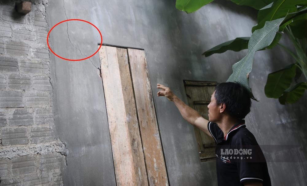 Anh Nghịa cho rằng, hoạt động nổ mìn gây rung chấn, làm nhà anh bị rạn nứt. Ảnh: Phóng viên