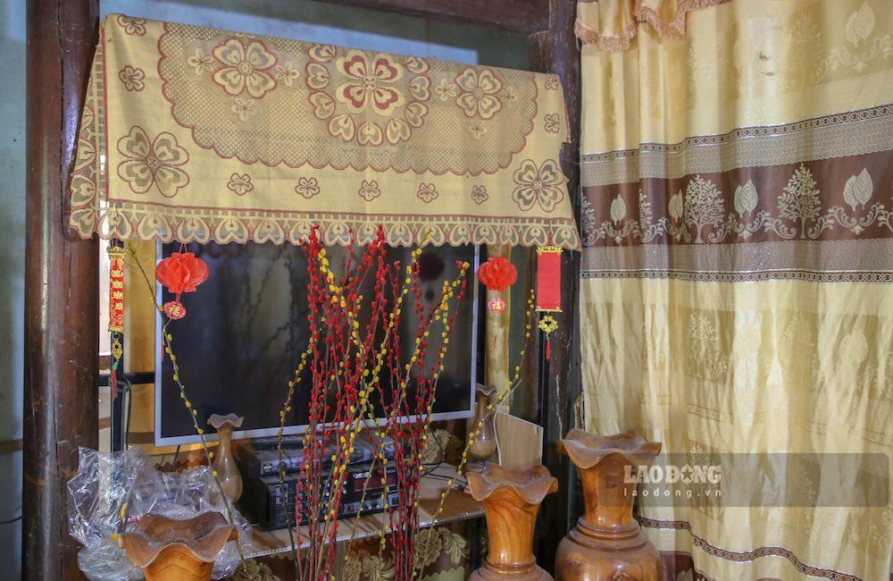 Để hạn chế bụi bẩn, hầu như các nơi trong nhà đều phải lắp rèm, tấm chắn. Ảnh: Phóng viên