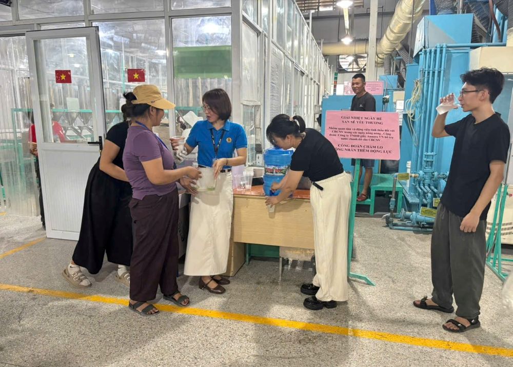Nhiều doanh nghiệp tại Thanh Hóa triển khai các biện pháp chống nóng, phát nước lạnh cho công nhân để giải nhiệt. Ảnh: Quách Du